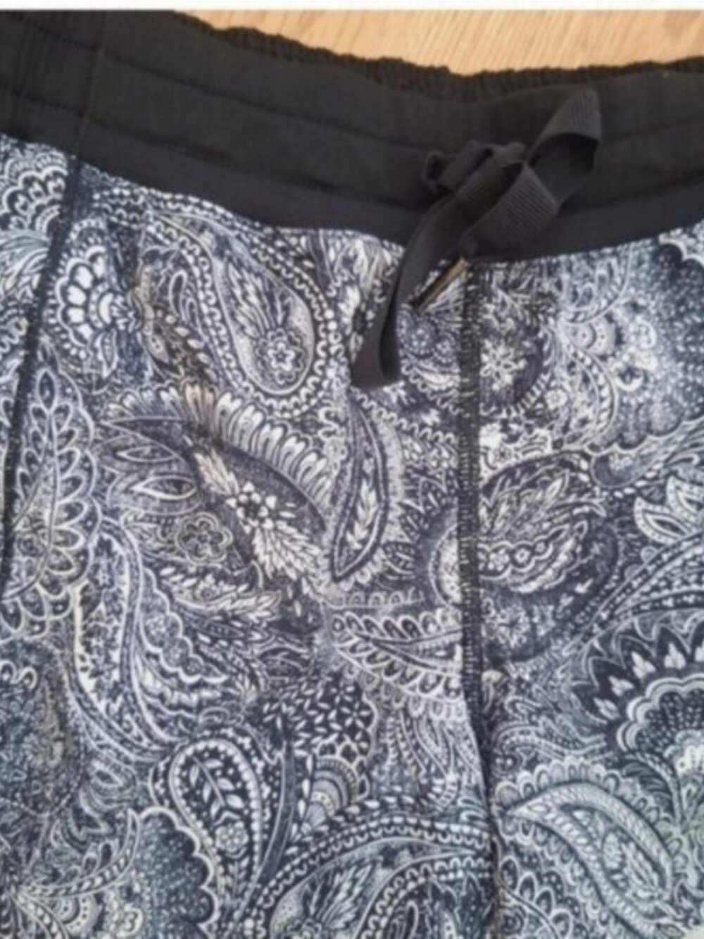 Lululemon Black White Paisley Hotty Hot Short (Long) SZ 10 - Picture 4 of 10